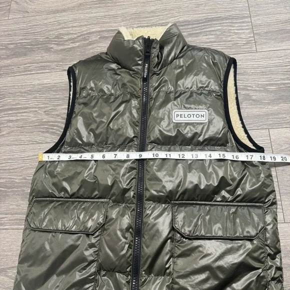 Peloton Cozy Fleece Reversible Vest Olive Green Cream Size XS - Picture 12 of 13